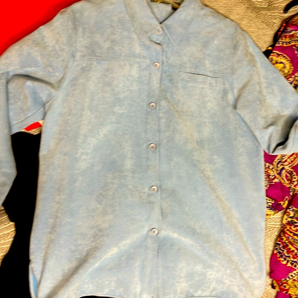 Relativity Women’s Button Shirt 100% Polyester Baby blue. Button cuff. Size XL